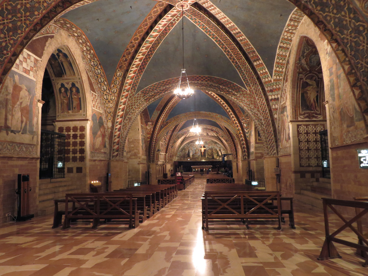 4_Basilica Inferiore - Vista della nuova illuminazione della navata