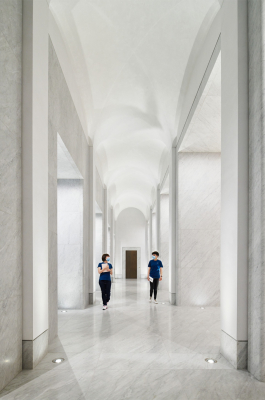 Apple_Via-Del-Corso-opens-in-Rome-interior-hall_052721