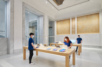 Apple_Via-Del-Corso-opens-in-Rome-interior-team-members-working_052721