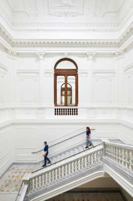 Apple_Via-Del-Corso-opens-in-Rome-stairway_052721